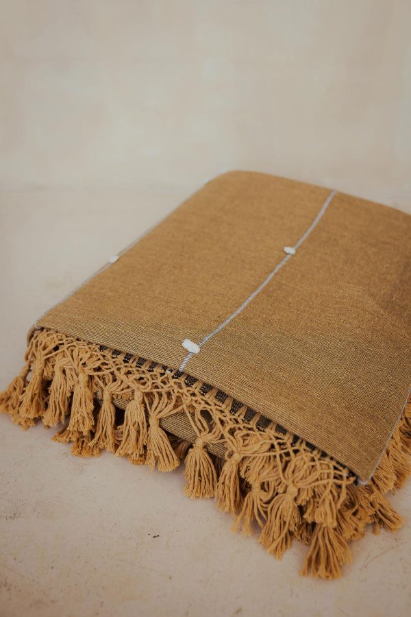 mustard blanket with small tassels (2)